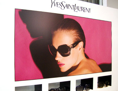 Montaje de escaparates para tiendas de la marca Yves Saint Laurent en opticas Montaje de escaparates para tiendas de la marca Yves Saint Laurent en opticas